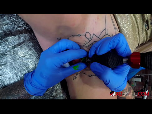 ❤️ Ekstreem tattooed hottie Sully Savage krige in tattoo op har klitoris ❌ Porno fb by wy
